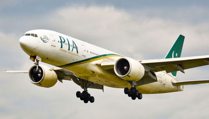 پی آئی اے کا طیارہ سعودی شہر دمام سے لاہور آرہا تھا کہ طوفانی بارشوں کے باعث طیارے کو ملتان کی طرف موڑنا پڑ گیا— فوٹو: فائل