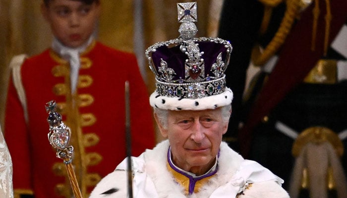 برطانیہ کے بادشاہ چارلس سوئم اور ان کی اہلیہ ملکہ کنسورٹ کمیلا کی تاج پوشی کی تقریب ویسٹ منسٹرایبی میں کئی گھنٹوں تک جاری رہی— فوٹو: اے ایف پی