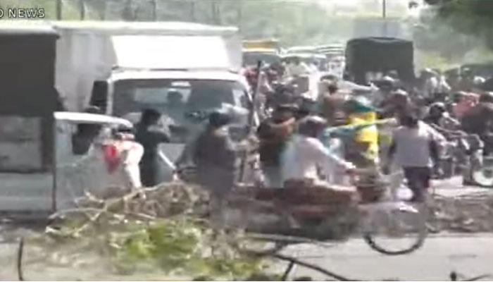 ڈنڈا بردار کارکنان نے گاڑیوں پر ڈنڈے برسائے اور ایمبولینس کا راستہ بھی روک لیا جب کہ اس دوران پولیس اور انتظامیہ مکمل غائب ہے/ اسکرین گریب