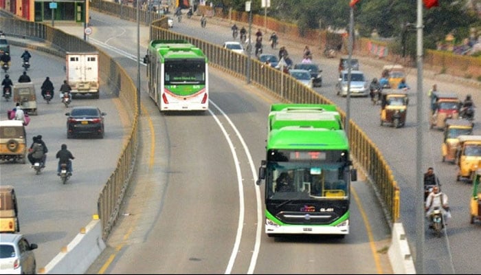 گزشتہ روز کراچی میں پی ٹی آئی کارکنان کی جانب سے شدید احتجاج کیا گیا جس دوران مشتعل افراد نے کچھ گاڑیوں کو بھی آگ لگادی/ فائل فوٹو