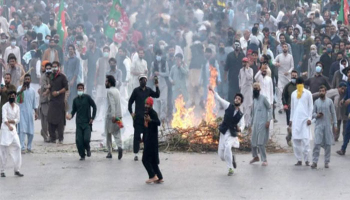 مشتعل کارکنان نے ملتان کینٹ ایریا اور کور کمانڈر ہاؤس جانے والی سڑک پر لگے سائن بورڈ جلادیے، مکا چوک پر لگی اسٹریٹ لائٹس اور مُکے کے نشان کو بھی توڑدیا— فوٹو: فائل