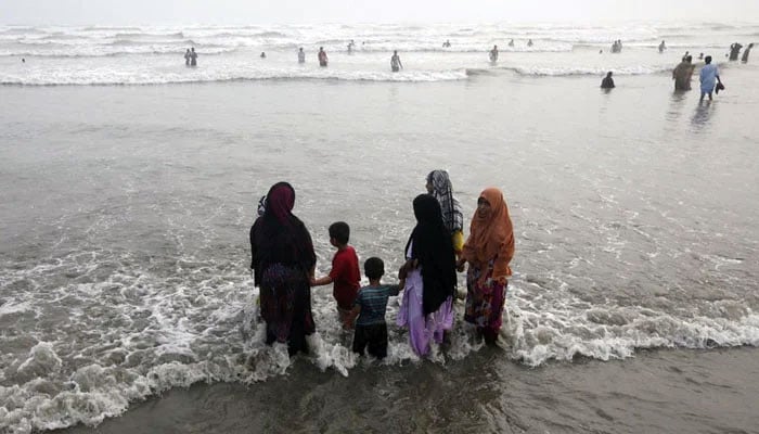 کراچی میں معمول کے اوسط سے زائد درجہ حرارت ریکارڈ کیا جارہا ہے: محکمہ موسمیات/ فائل فوٹو