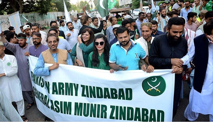 ریلیوں کے دوران شرکا نے پاک فوج کے عظیم شہداء کی یادگاروں کو توڑنے اور سرکاری املاک کو نقصان پہنچانے کی بھرپور مذمت کی— فوٹو: اے پی پی