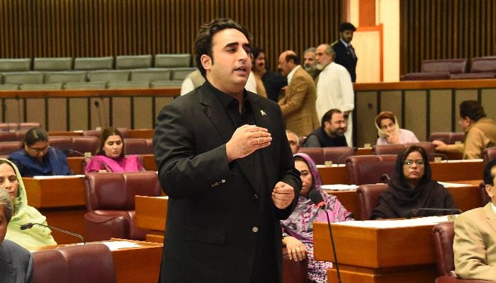 پی ٹی آئی جلاؤ گھیراؤ کی مذمت کرے اور معافی مانگے ورنہ چیف جسٹس یا کسی کے کہنے پر عسکریت پسند جماعت سے مذاکرات نہیں کریں گے: وزیر خارجہ— فوٹو: قومی اسمبلی ٹوئٹر