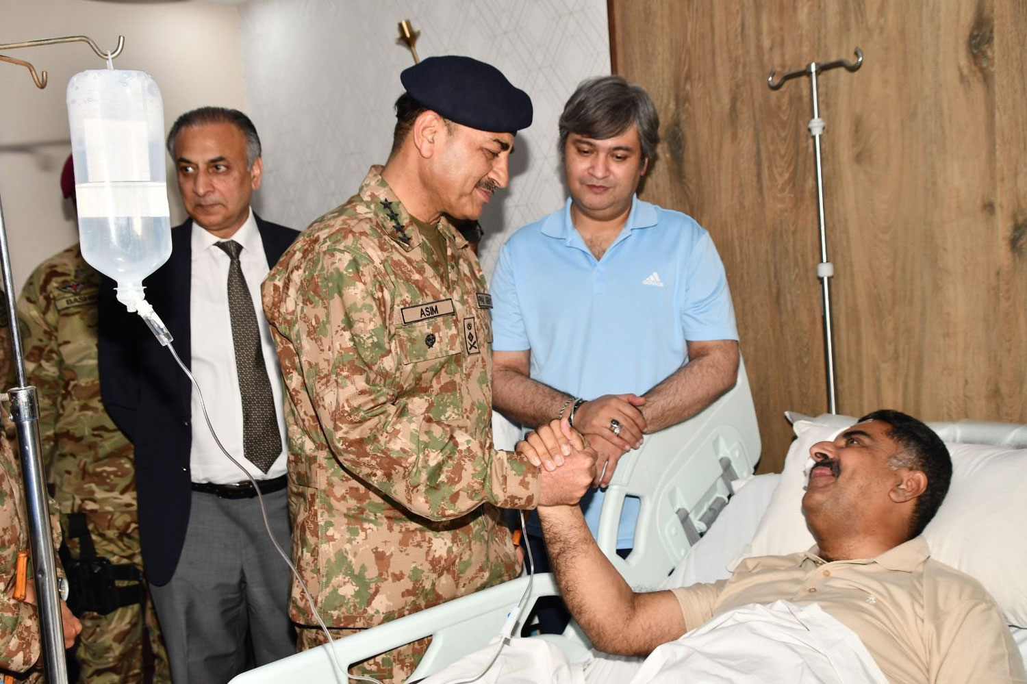 آرمی چیف نے سروسز اسپتال لاہور کا بھی دورہ کیا— فوٹو: آئی ایس پی آر