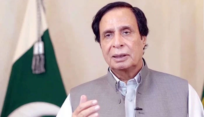گزشتہ روز جب وزیراعظم شہباز شریف چوہدری شجاعت کے گھر گئے تو پرویزالٰہی گھر سے چلے گئے: ذرائع— فوٹو:فائل