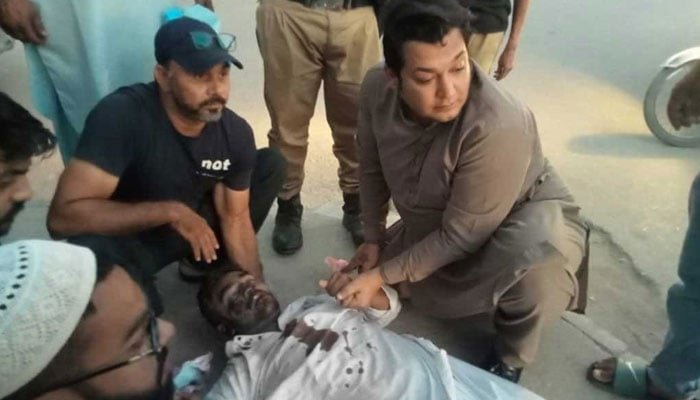 ٹریفک حادثے میں زخمی کی اسپتال منتقلی کی اےسی نارتھ ناظم آبادکی تصاویر اور ویڈیوز سوشل میڈیا پر وائرل ہوگئیں— فوٹو: سوشل میڈیا