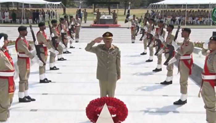 تقریب کے مہمان خصوصی آرمی چیف جنرل عاصم منیر نے یادگار شہدا پر حاضری دی، پھول چڑھائے اور فاتحہ خوانی/ اسکرین گریب