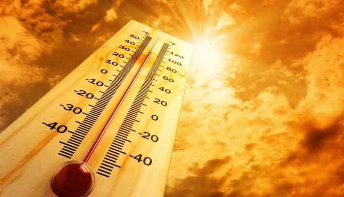 کراچی میں جون کے مہینے میں درجہ حرارت 44 سے 50 ڈگری تک جانے کا امکان ہے— فوٹو: فائل