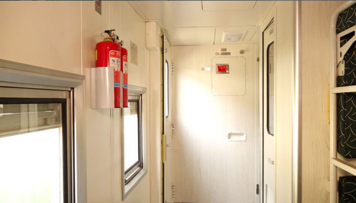 ٹرین کے ڈبے میں دائیں اور بائیں جانب واش رومز ہوتے ہیں ان واش رومز کے ساتھ آگ بجھانے والے آلات بھی رکھے ہوتے ہیں۔ —فوٹو: ترجمان ریلوے