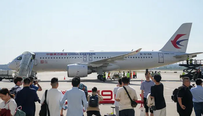 چین کا تیار کردہ پہلا مسافر طیارہ اولین کمرشل پرواز لے کر روانہ ہو رہا ہے / فوٹو بشکریہ Xinhua