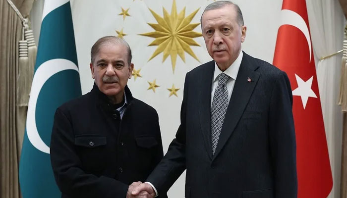 ترکیہ اور پاکستان کے باہمی تعلقات مزید آگے بڑھیں گے: وزیر اعظم — فوٹو: فائل