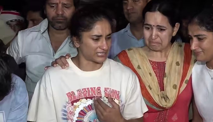 یہ میڈلز ہماری زندگی اور روح ہیں لیکن اب یہ ہمارے گلے میں بے معنیٰ لگتے ہیں، اس لیے ہم یہ میڈلز گنگا برد کرنے جا رہی ہیں: ریسلرز — فوٹو: فائل