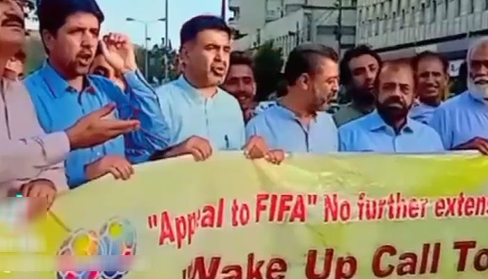قومی فٹبال ٹیم کے سابق کپتان عیسیٰ خان، گل کاکڑ اور دیگر نے خطاب کرتے ہوئے کہا کہ پاکستانی فٹ بال کی تباہی پر خاموش نہیں بیٹھیں گے— فوٹو: اسکرین گریب