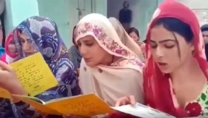 اسکول میں داخل ہونے والے خواجہ سراؤں کو نہ صرف کتابیں، یونیفارم اور ٹرانسپورٹ کی مفت سہولت ہوگی بلکہ انہیں وظیفہ بھی دیاجائے گا/ فائل فوٹو