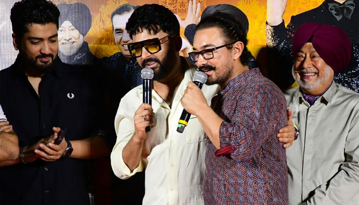 بالی وڈ اداکار عامر خان اور کپل شرما حال ہی میں پنجابی فلم ’کیری آن جٹا 3‘ کی ٹریلر لانچنگ تقریب میں شریک ہوئے/ اسکرین گریب