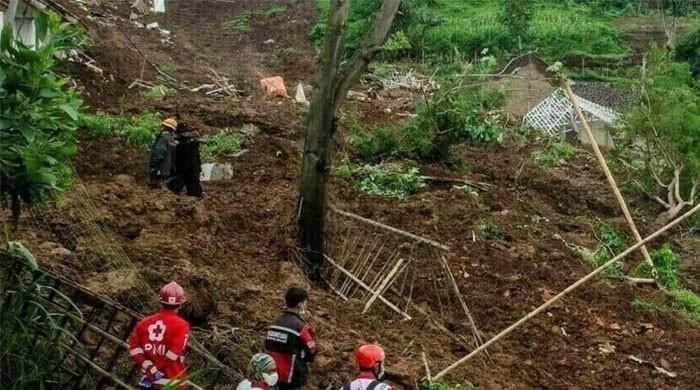 چین میں پہاڑی تودہ گرنے سے 19 افراد ہلاک