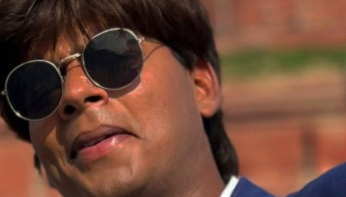 بھارت میں بالی وڈ اسٹار شاہ رخ خان کے چاہنے والوں کی کوئی کمی نہیں بلکہ ان کے کچھ مداح تو اداکار سے اتنے متاثر ہیں کہ ان کی چال ڈھال اور وضع قطع کو بھی ہو بہو اپنا لیتے ہیں— فوٹو: اسکرین گریب