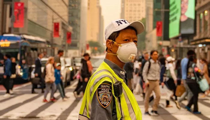 گورنر نیویارک نے اعلان کیا ہےکہ شہریوں کو فضائی آلودگی اور دھوئیں سے بچانے کے لیے ایک ملین ماسک مفت تقسیم کیے جائیں گے/ فوٹو بی بی سی