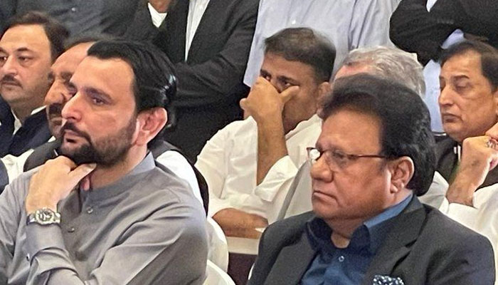 استحکام پاکستان پارٹی کی تقریب میں فواد چوہدری کے چہرہ چھپانے پر عون  چوہدری  کا  ردعمل سامنے آیا ہے— فوٹو: سوشل میڈیا