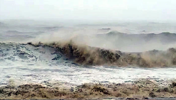 سمندری طوفان کراچی کےجنوب سے 1120 کلو میٹر دور ہے، طوفان کون سے ملک کے ساحلی علاقوں پر اثر انداز ہوگا یہ کہنا قبل از وقت ہوگا: چیف میٹرولوجسٹ/ فائل فوٹو