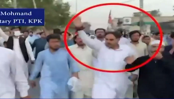 سابق وزیر عاطف خان کا پولیٹیکل سیکرٹری شیر بہادر مہمند شرپسندوں کوحملےکے لیے پنجاب رجمنٹ سینٹرلےکرگیا/ اسکرین گریب