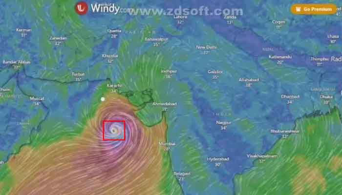 طوفان بپر جوائے کراچی سے صرف 600 کلومیٹر دور رہ گیا ہے اور طوفان کے مرکز میں ہواؤں کی رفتار 200 کلومیٹر فی گھنٹہ تک پہنچ گئی ہیں۔ فوٹو فائل