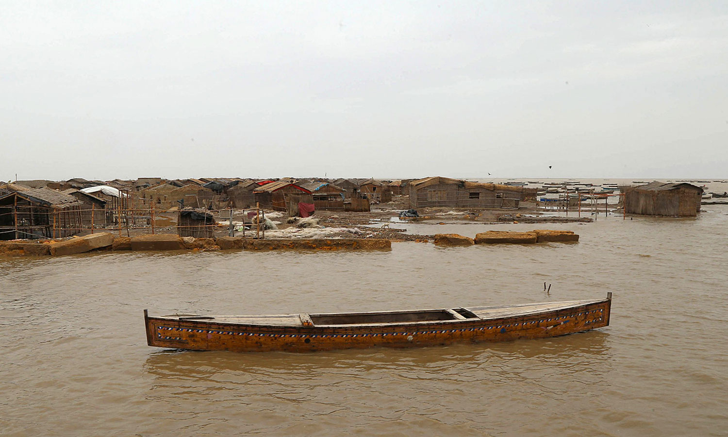 بدین کے ساحلی علاقے میں لوگوں کے انخلا کے بعد ویرانی چھائی ہوئی ہے — فوٹو : اے ایف پی