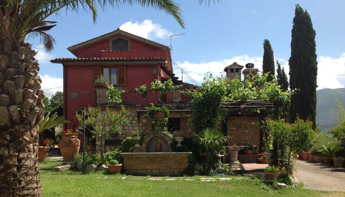 ریسٹورنٹ اٹلی کے علاقے ویکون کے قریب 20 ویں صدی کے پتھروں سے بنے ایک حویلی کے 500 مربع فٹ کے کمرے میں واقع ہے —۔فوٹو: سی این این