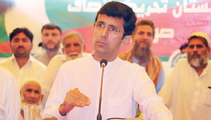 سابق وزیر شہرام ترکئی کی پشاور میں موجود رہائش گاہ پر چھاپہ مارا گیا اور اس دوران2 لگژری گاڑیاں تحویل میں لے لی گئیں: پولیس/ فائل فوٹو