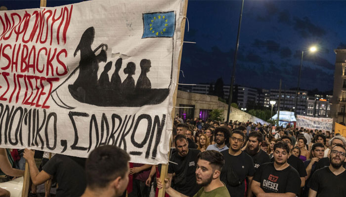 تارکین وطن سے متعلق نسل پرستانہ تبصرے پر دائیں بازو کی سیاسی جماعت سے تعلق رکھنے والے یونانی رکن پارلیمنٹ کی رکنیت معطل کردی گئی— فوٹو: خبر ایجنسی