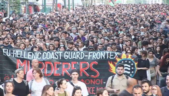 یونان کے دارالحکومت ایتھنز سمیت مختلف شہروں میں عوام کا تارکینِ وطن کے خلاف پالیسیوں پر احتجاج— فوٹو: اسکرین گریب