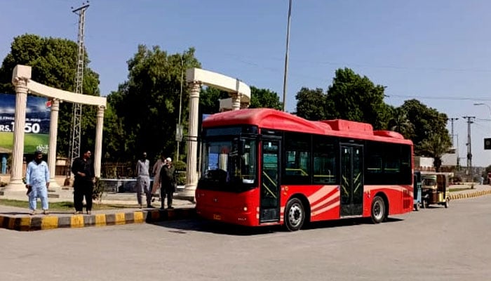 ایپ سے پیپلزبس میں سفر کرنے والے شہریوں کو گاڑی کی لوکیشن کابا آسانی پتا چل سکے گا/ فائل فوٹو