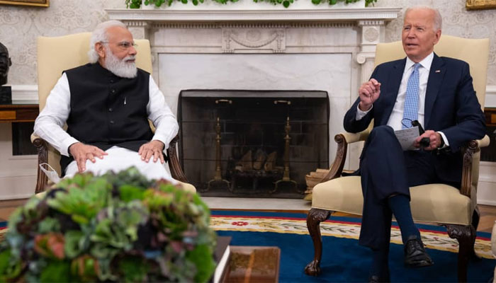چین کو زیر کرنے کی کوشش میں امریکی صدر نے بھارت میں بڑھتی آمریت کے الزامات نظر انداز کردیے۔— فوٹو: رائترز