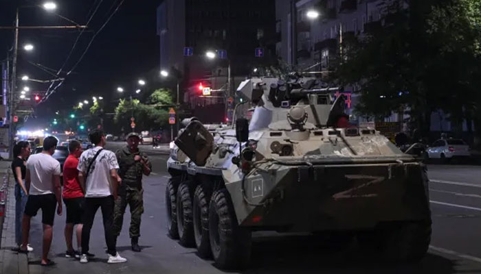 روس کی جانب سے نئی پیدا ہونے والی صورتحال سے نمٹنے کیلئے ماسکو کی سڑکوں پر ٹینک بلالیے— فوٹو: رائٹرز