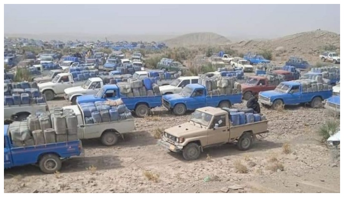 جان ہتھیلی پر رکھ کر ہزاروں نوجوان مکران کے سرحدی علاقوں سے ایرانی تیل اور خوردنی اشیاء نہ صرف بلوچستان بلکہ ملک بھر میں پہنچاتے ہیں__فوٹو: فائل