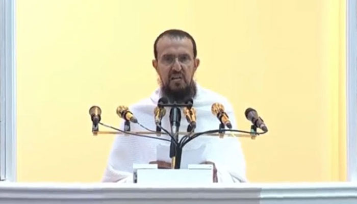 شیخ ڈاکٹر یوسف بن محمدبن سعید خطبہ حج دے رہے ہیں، فوٹو: اسکرین شاٹ