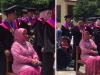 ویڈیو:  طالب علم نے چلچلاتی دھوپ میں بیٹھی ماں پر گریجویشن کیپ سے سایہ کرکے دل جیت لیے