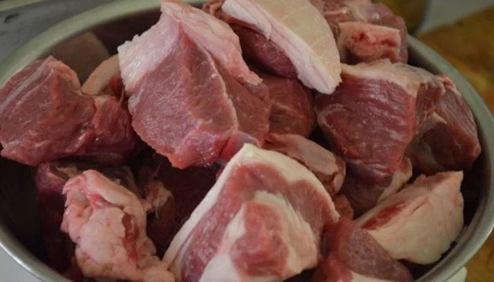 جانور ذبح کرنے کے لیے اوزاروں کو اچھی طرح صاف کریں، ذبح کے بعد گوشت دو گھنٹے رکھنے کے بعد پکائیں: ماہرین صحت— فوٹو:فائل