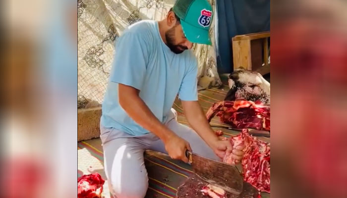 فاسٹ بولر حارث رؤف نے عیدالاضحیٰ کے موقع پر گوشت کی کٹائی کی ویڈیو سوشل میڈیا پر اپ لوڈ کردی— فوٹو: اسکرین گریب