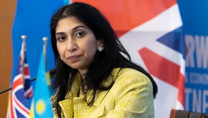 وزیر داخلہ کے اپنے حلقے میں سفید فام ایسے جرائم میں ملوث ہیں، وزیر داخلہ نے ان سفیدفام مجرموں کو سخت تنقید کا نشانہ کیوں نہیں بنایا؟ ٹوری وزیر اسٹیو بیکر — فوٹو: فائل