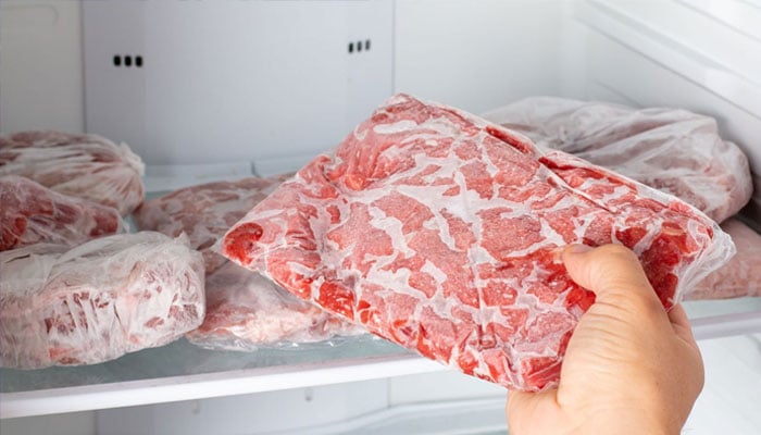 قربانی کے گوشت سمیت تمام قسم کے گوشت کو فریز کرتے وقت اس بات کو یقینی بنائیں کہ فریزر کا درجہ حراررت 0 فارن ہیٹ یا اس سے بھی کم ہو/فوٹوفائل