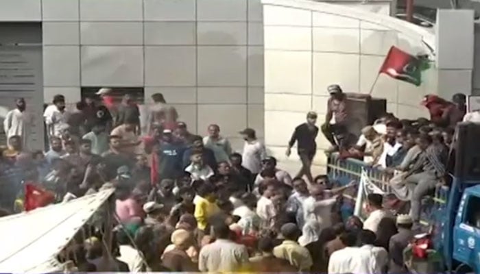 قانون نافذ کرنے والے اداروں کے شکر گزار ہیں جنہوں نے مظاہرین کو منتشر کیا: ترجمان کے الیکٹرک/ اسکرین گریب