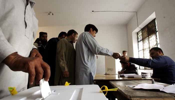 ملک میں ووٹرز کی تعداد 12 کروڑ 60 لاکھ 66 ہزار 874 ہو گئی، مرد ووٹرز کی شرح 54.02 فیصد اور خواتین ووٹرز کی شرح 45.98 فیصد ہے: الیکشن کمیشن— فوٹو:فائل
