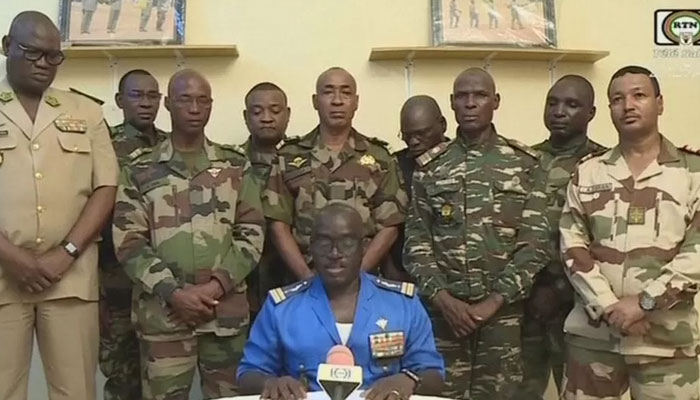 نائجر فوج نے نیشنل ٹی وی چینل پر آکر حکومت کا تختہ اُلٹنے کا اعلان کیا۔—فوٹو: اے ایف پی
