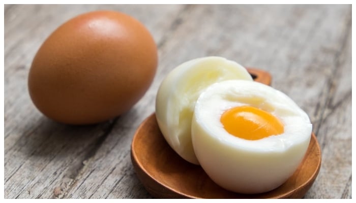 انڈوں کو غذا میں شامل کرنے بے حد ضروری ہے کیونکہ اس میں پروٹین بھرپور ہوتا ہے اور پھر یہ آپ کے جسم کو صحت مند رہنے کے لیے درکار ہیں__فوٹو: فائل
