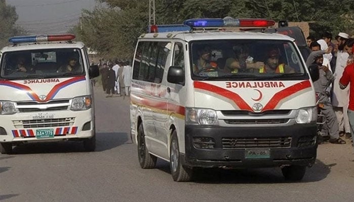 علی پور چٹھہ میں چپ بورڈ بنانے والی فیکٹری کے ملازمین نے فیکٹری کے اندر بنے میس سے کھانا کھایا تھا: حکام— فوٹو: فائل