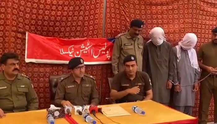 ملزمان کے انٹرنیشنل گروہ سے رابطوں کی تحقیقات شروع کردی گئی ہیں، ملزمان اب تک تقریباً 13 بچوں کے ساتھ زیادتی کی ویڈیوز بنا چکےہیں— فوٹو: اسکرین گریب