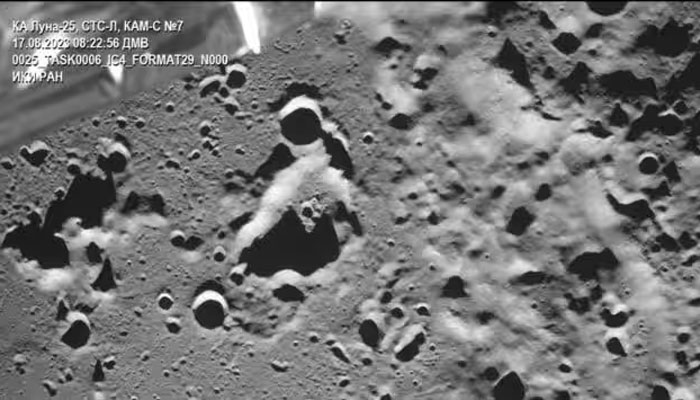 روسی مشن نے 17 اگست کو چاند کی سطح کی تصویر کھینچی تھی / رائٹرز فوٹو