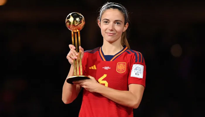 اسپین کی کھلاڑی ایٹانا بونمیٹی کو ورلڈ کپ 2023 میں بہترین کارکردگی پر فیفا گولڈن بال ایوارڈ دیا گیا— فوٹو: فیفا